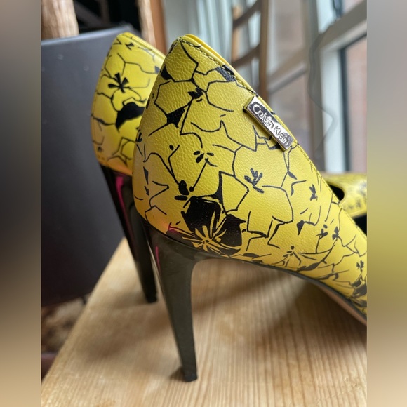 Calvin Klein Rare Black and Yellow Floral Print Heels - Picture 7 of 11